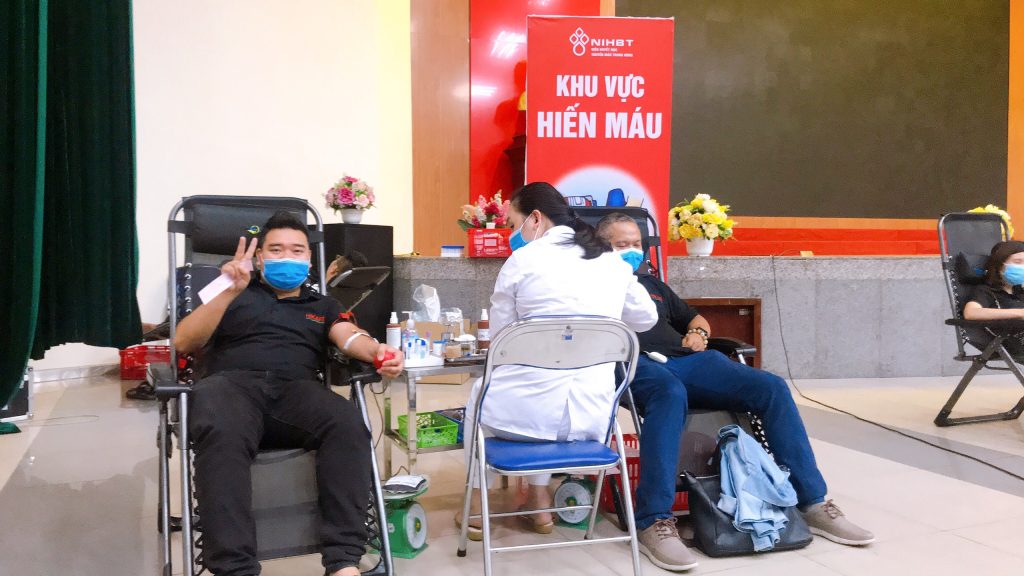 Các thành viên Hikari Group tham gia hiến máu mùa dịch
